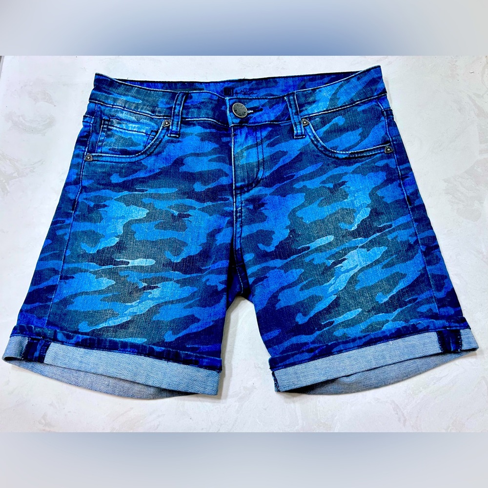NWOT💥 Kut from the Kloth Catherine Boyfriend Short in Rare Camo Blue Color 2 💥